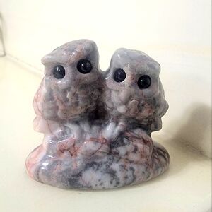 Red vein natural stone owls carving